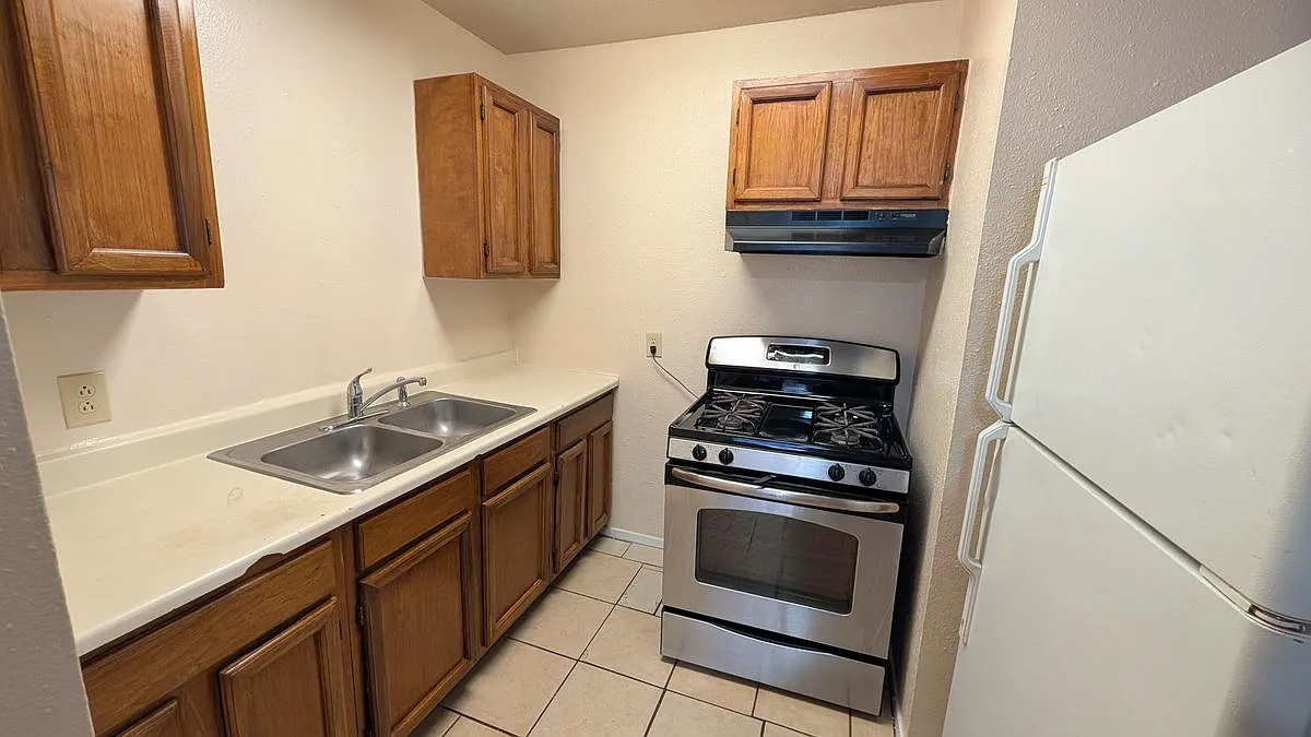 3 bed, 1.0 bath, 955 sqft, $1,095 — Photo 4