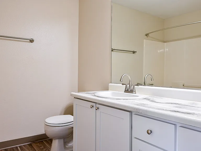 Suzann Plaza Apartments — Photo 36
