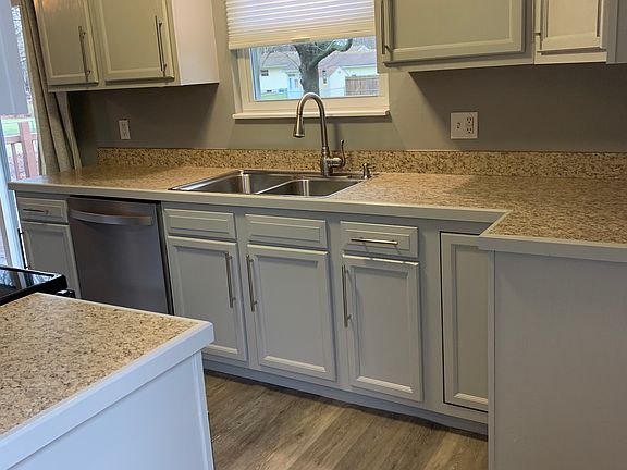 3rd image of 204 Nestledown Dr