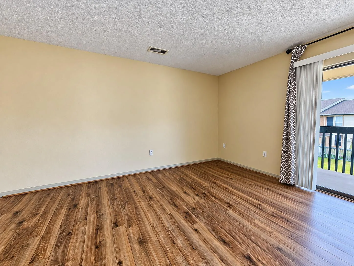 1 bed, 1.0 bath, 722 sqft, $945 — Photo 3