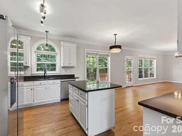 11005 Chilcomb Ct — Photo 39