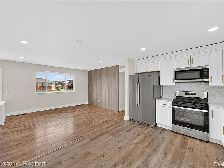 30428 Iroquois Dr — Photo 8