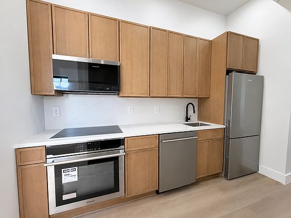 5th image of 148 Conselyea St APT 3