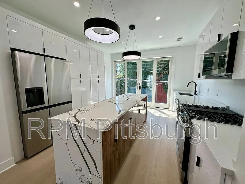 1407 Sarah St photo 1