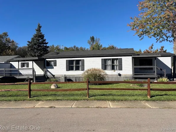 786 Chestnut St, Fowlerville, MI 48836