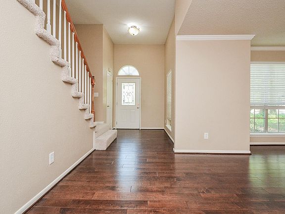 4th image of 10 Ridgecross Pl