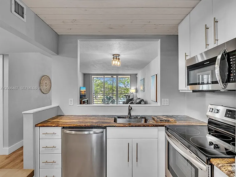 9340 Lagoon Pl #303 — Photo 10