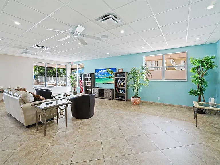 1050 Hillsboro Mile #203W — Photo 26