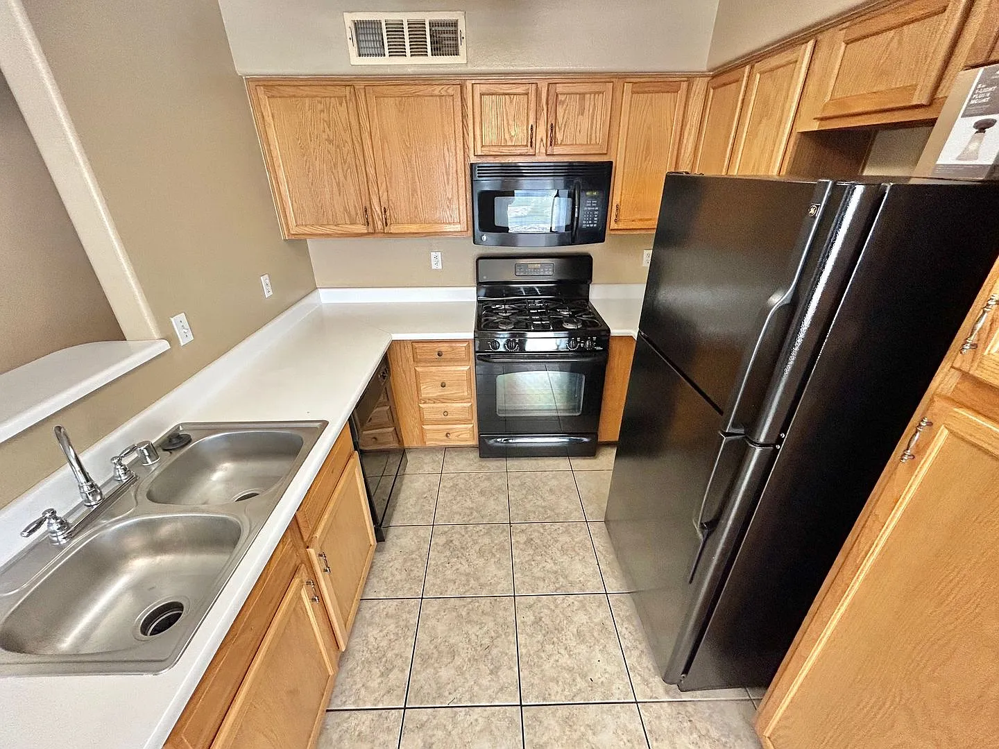1st Floor Condo Unit 3 Bedroom / 2.5 Bathrooms Located In A Gated Community! — Photo 4