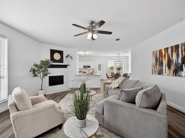 6301 Waterhill Ln, Fort Worth, TX 76179