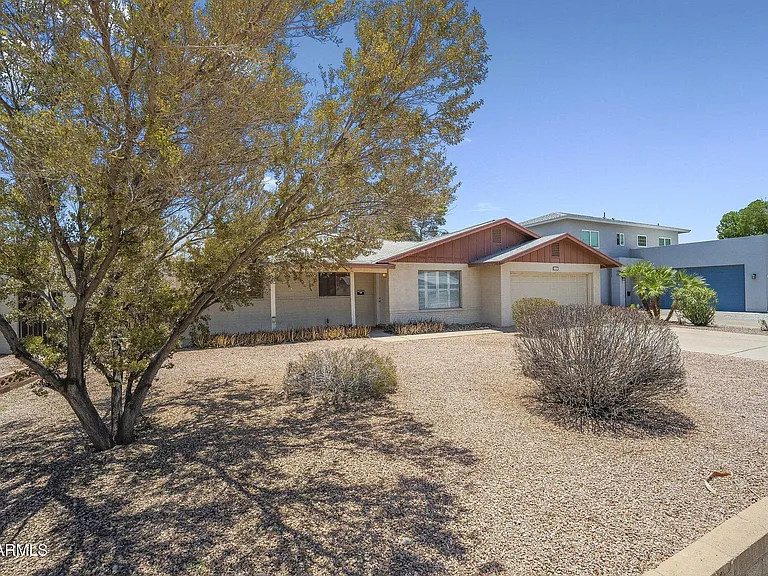 1137 E Bishop Dr — Photo 1