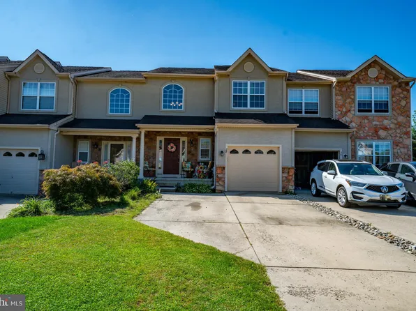 28 Glacier Dr, Berlin, NJ 08009