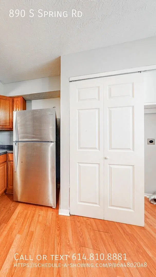 Lowest Price of The Year $1,100. Plus, $300 Off First Month Rent & We'll Credit Your Application ... — Photo 4