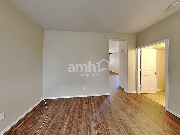 4th image of 10025 W Winslow Ave