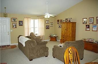 4th image of 20 Madison Ln