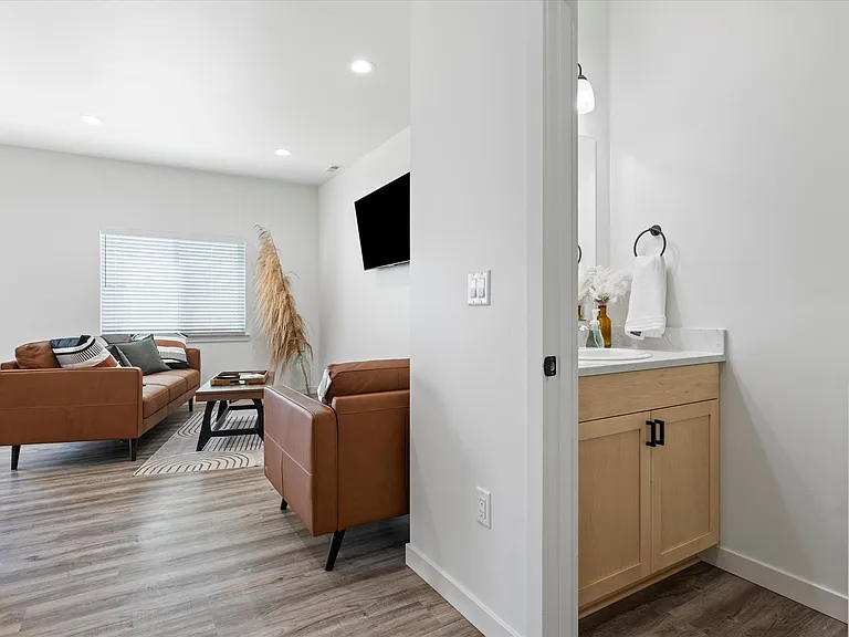 638 G St NE — Photo 12