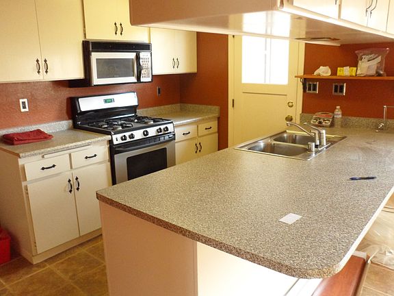 Kitchen with large island