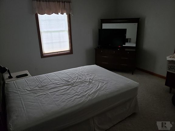 5th image of 902 9th Ave E