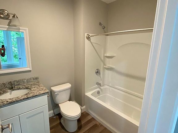 Primary en-suite bathroom