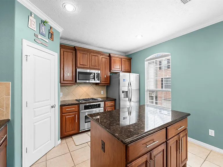 3410 Skyline Village Dr — Photo 24