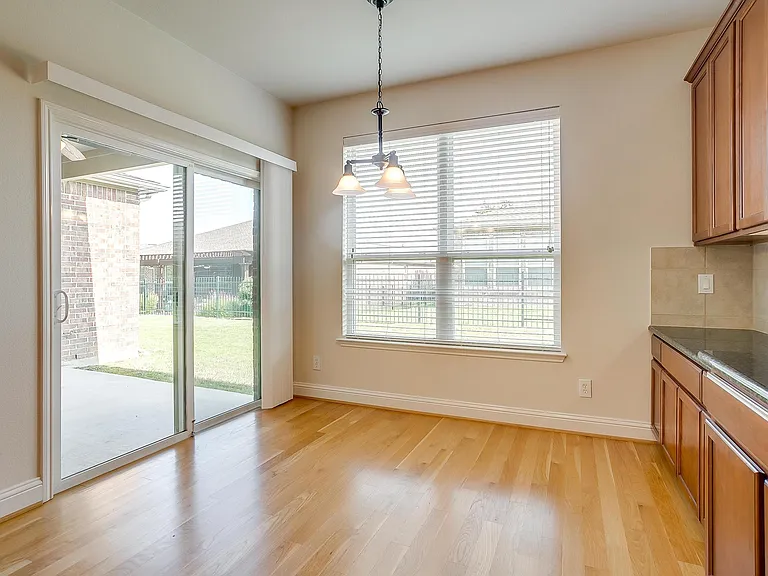 1845 Dexter Ln — Photo 10