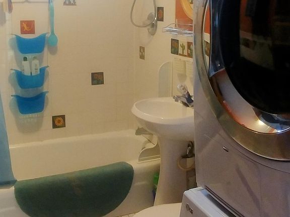 bathroom with Washer dryer