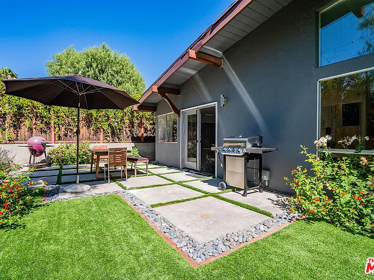 22705 Crespi St — Photo 12
