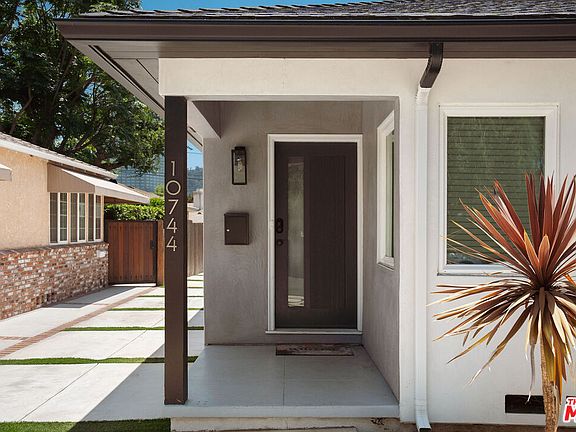 3rd image of 10744 Aqua Vista St