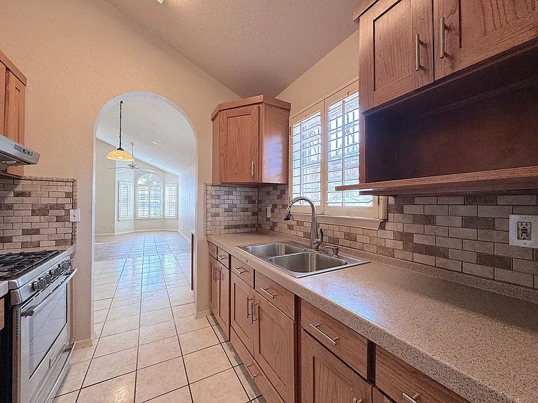 8511 Victor Ln — Photo 10
