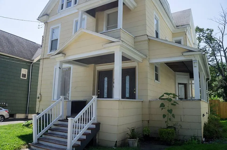 8 bed, 2716 sqft, $500 — Photo 3