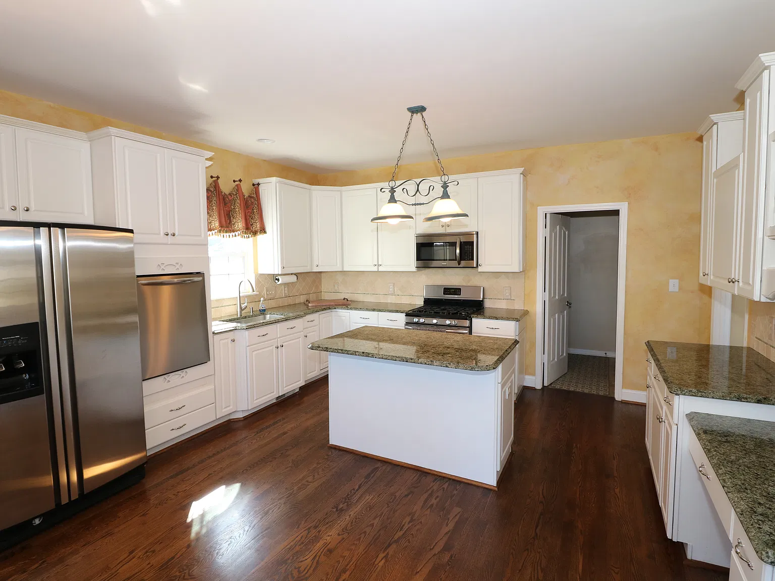 4 bed, 4012 sqft, $4,000 — Photo 4