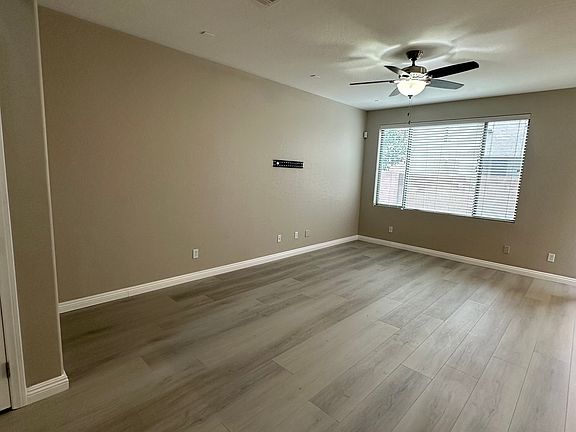 5th image of 10439 Lilac Square Ave
