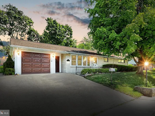 7 Meadow Rd, Dover, PA 17315