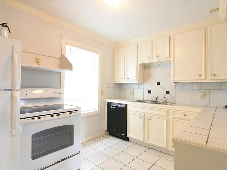 613 Pacific St #1 — Photo 4