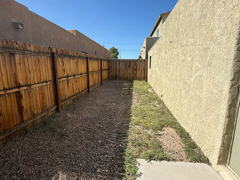 1416 E Elm St — Photo 3
