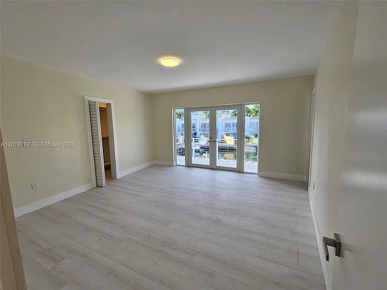 834 Raymond St — Photo 23
