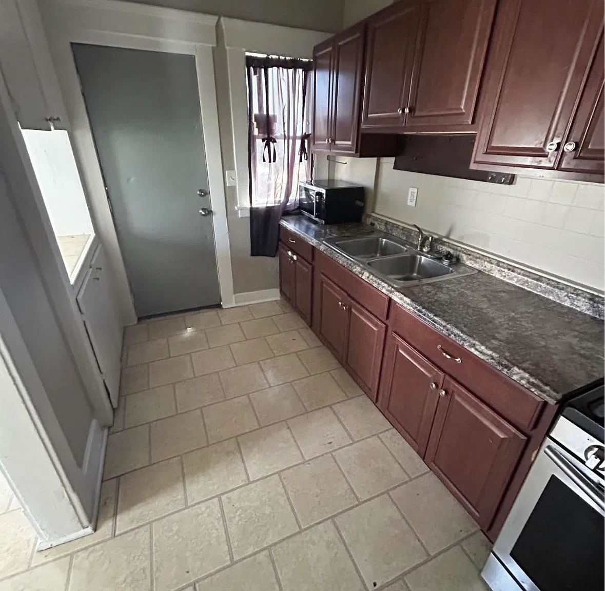 3 bed, 1100 sqft, $1,200 — Photo 4