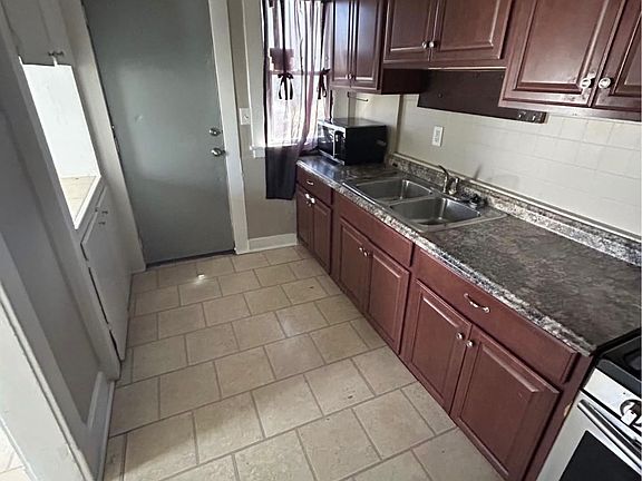 4th image of 220 Chestnut St #A