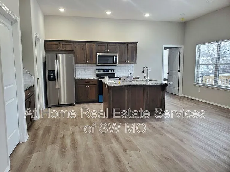 624 S Southgate Dr — Photo 3