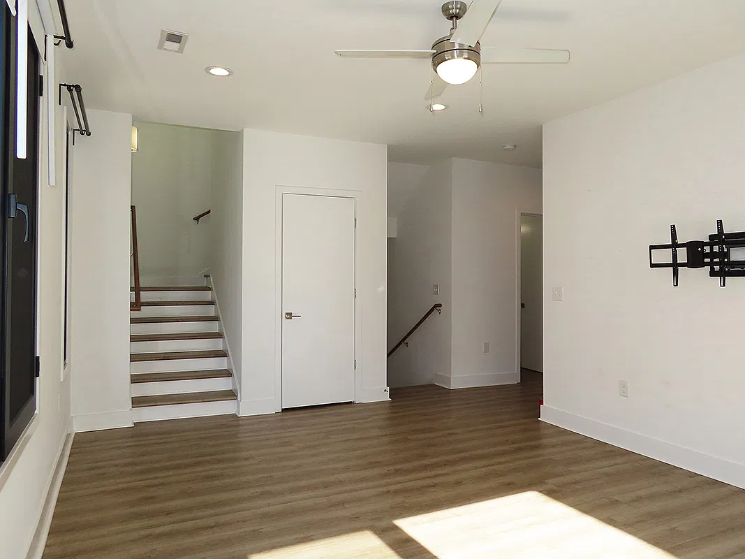 3 bed, 2.5 bath, 2250 sqft, $2,350 — Photo 3