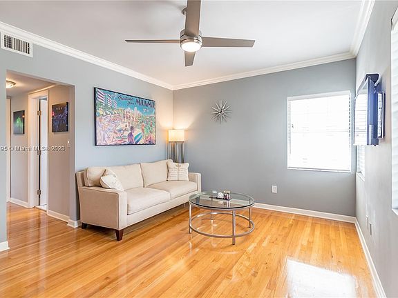 5th image of 915 8th St APT 209