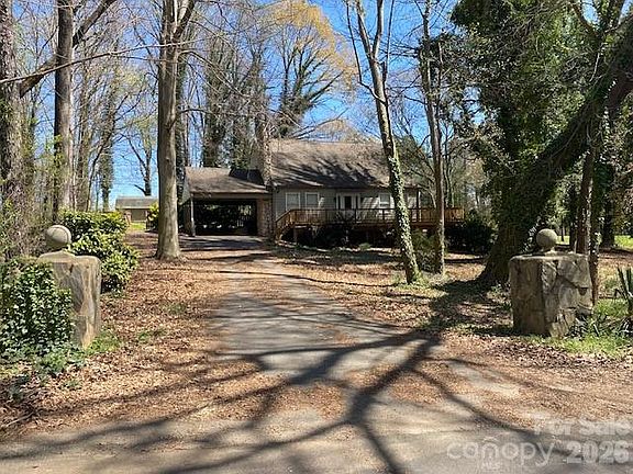 3rd image of 517 Camelot Dr