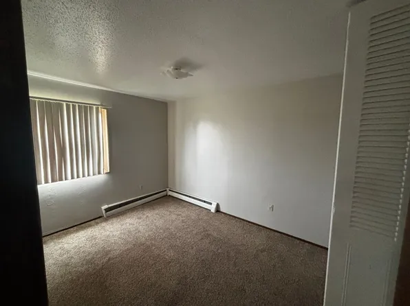 55 1st St N APT 14, Carrington, ND 58421