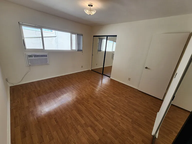 1141 Irving Ave #3 — Photo 30