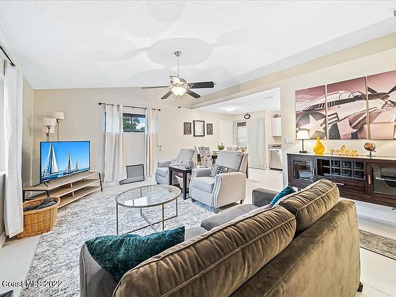 3rd image of 301 Pierce Ave #301