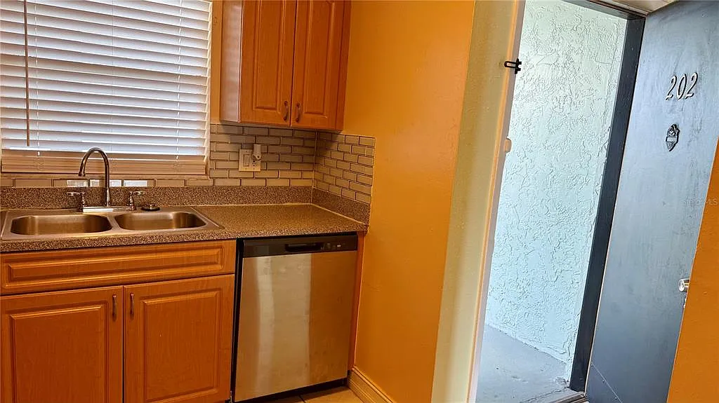 1 bed, 1.0 bath, 742 sqft, $1,150 — Photo 2