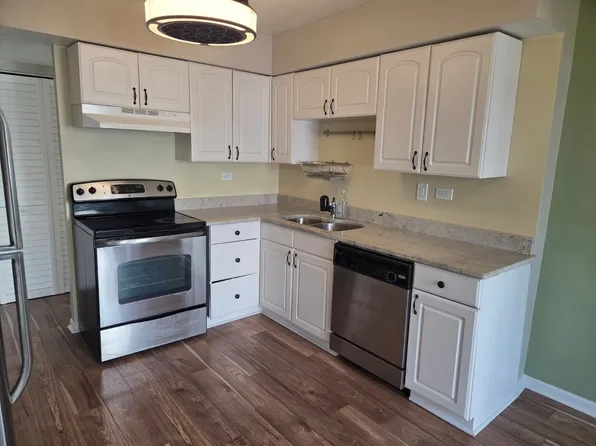 2300 Flower Ct, Schaumburg, IL 60194