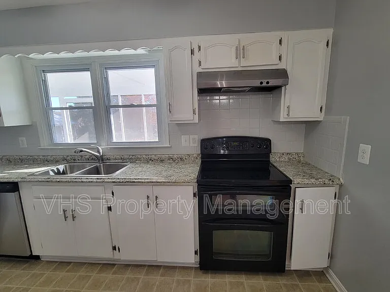 13341 Latham Ln — Photo 2