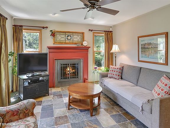 3rd image of 1202 Oakwood Cir