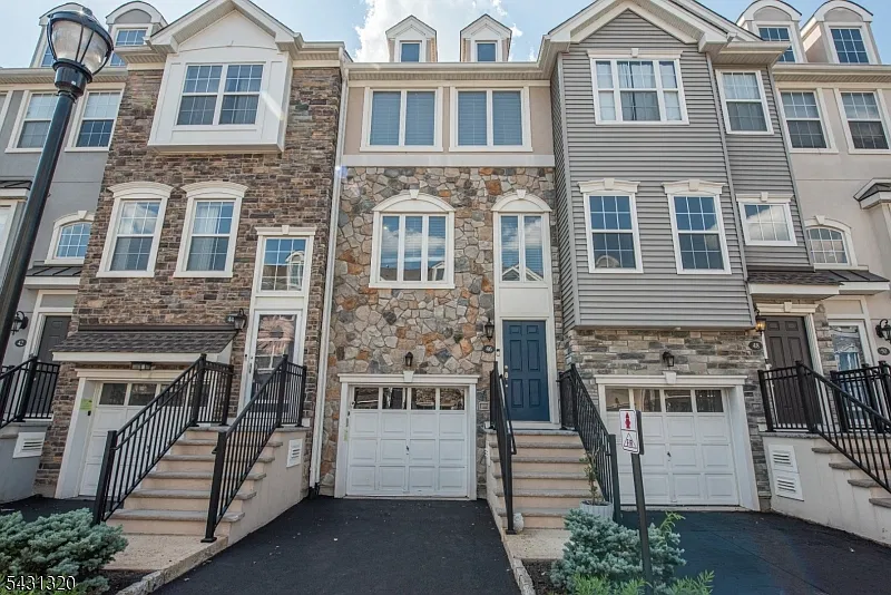 2 bed, 2.5 bath, 2300 sqft, $3,600 — Photo 1